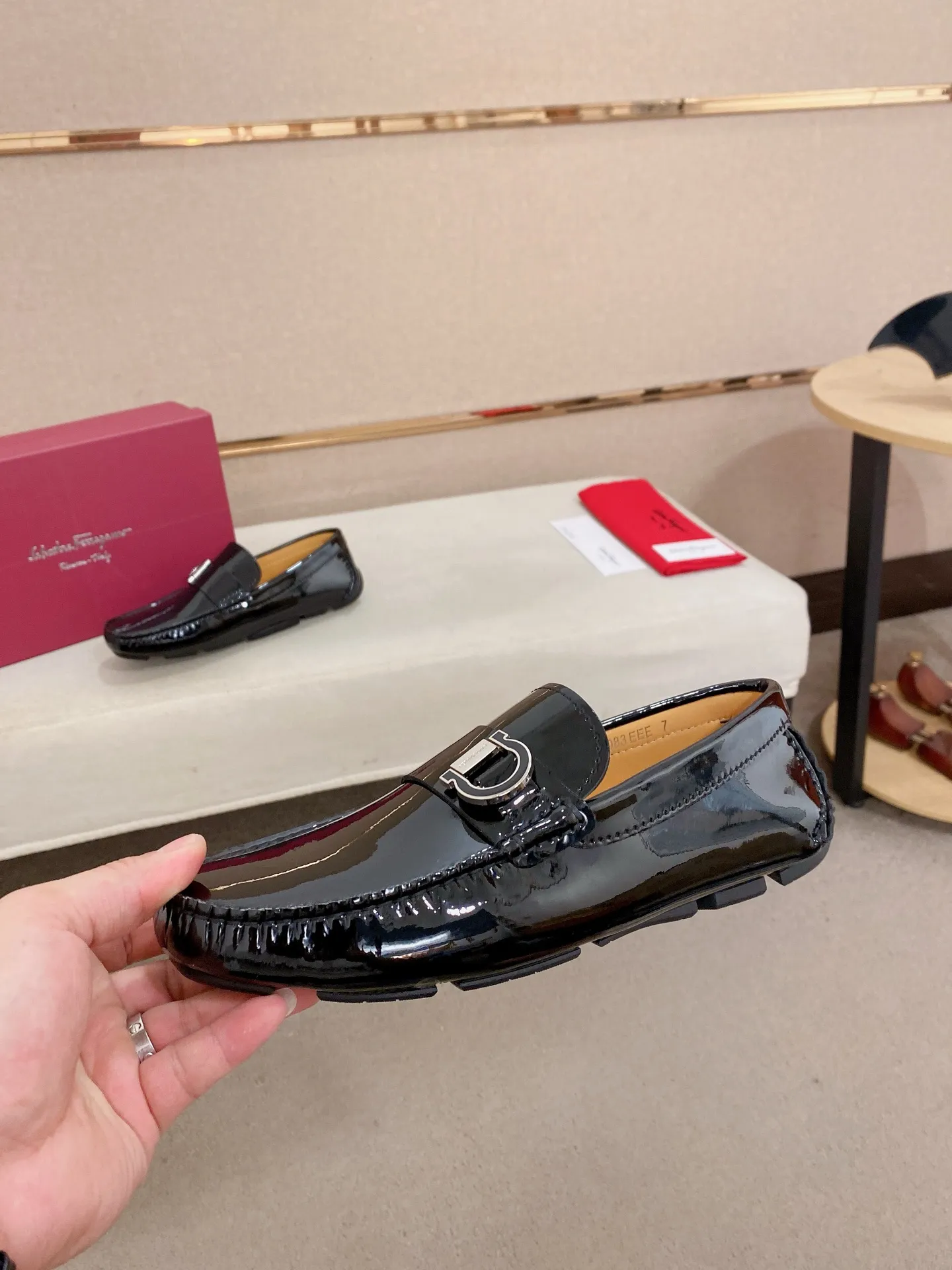 Men's shoes💰: 540💰High-end quality! Ferragamo🆕🆕Exclusive hot-selling products in stock🔥🔥New products on the shelves, high-quality Ferragamo men's pea shoes, high-end casual driving shoes, with complete packaging! 💪 💪 Material: imported first-layer cowhide 🐂 + imported high-quality water-dyed cowhide lining + wear-resistant outsole 👍🏻👍🏻 Features: high-end and comfortable, purely handmade 🚀 🚀 Create the perfect shoe that suits you best 🔥 🔥 Size: (38-44) 45 standard size can be customized!